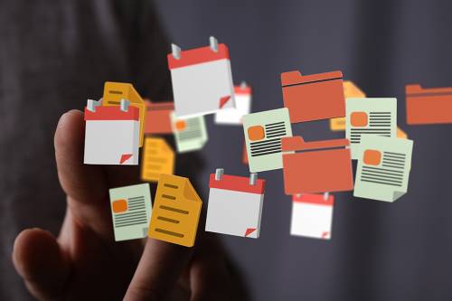 Foto: Hand hält digitale Dokumente